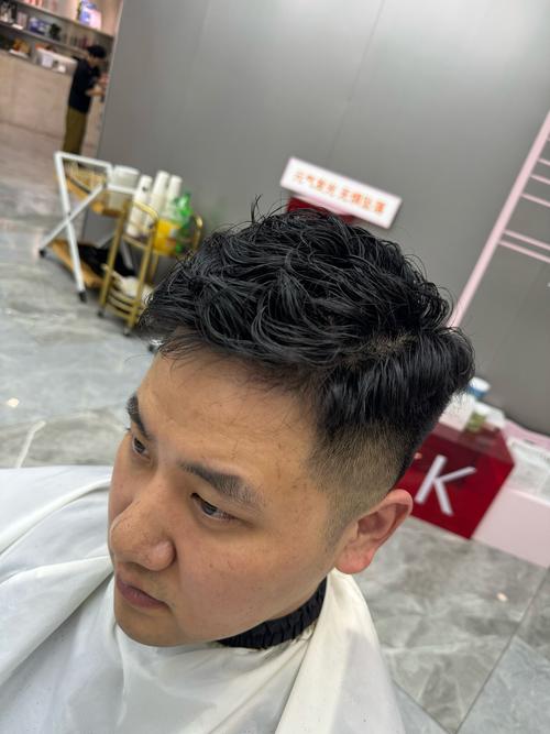 男法式贴头短卷发_个性气质全都有 男法式贴头短卷发_个性气质全都有