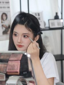 看女人很漂亮其实是化妆的样子_自然美最持久，化妆是自信和关爱