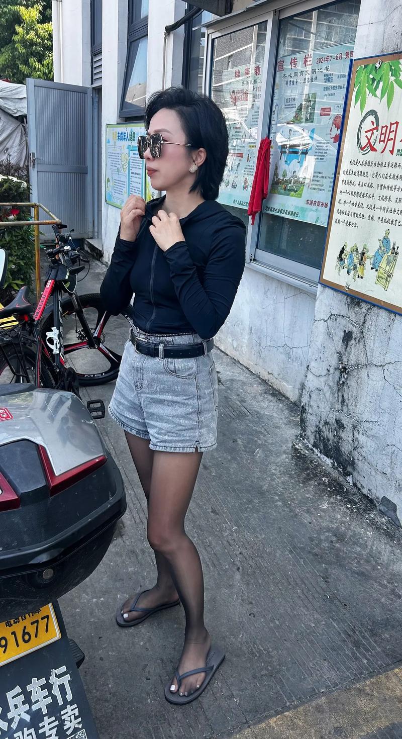 老太婆穿肉色裤袜配运动鞋_肉色袜显气质，乐福鞋配裙优雅，丝袜配乐福鞋显老土