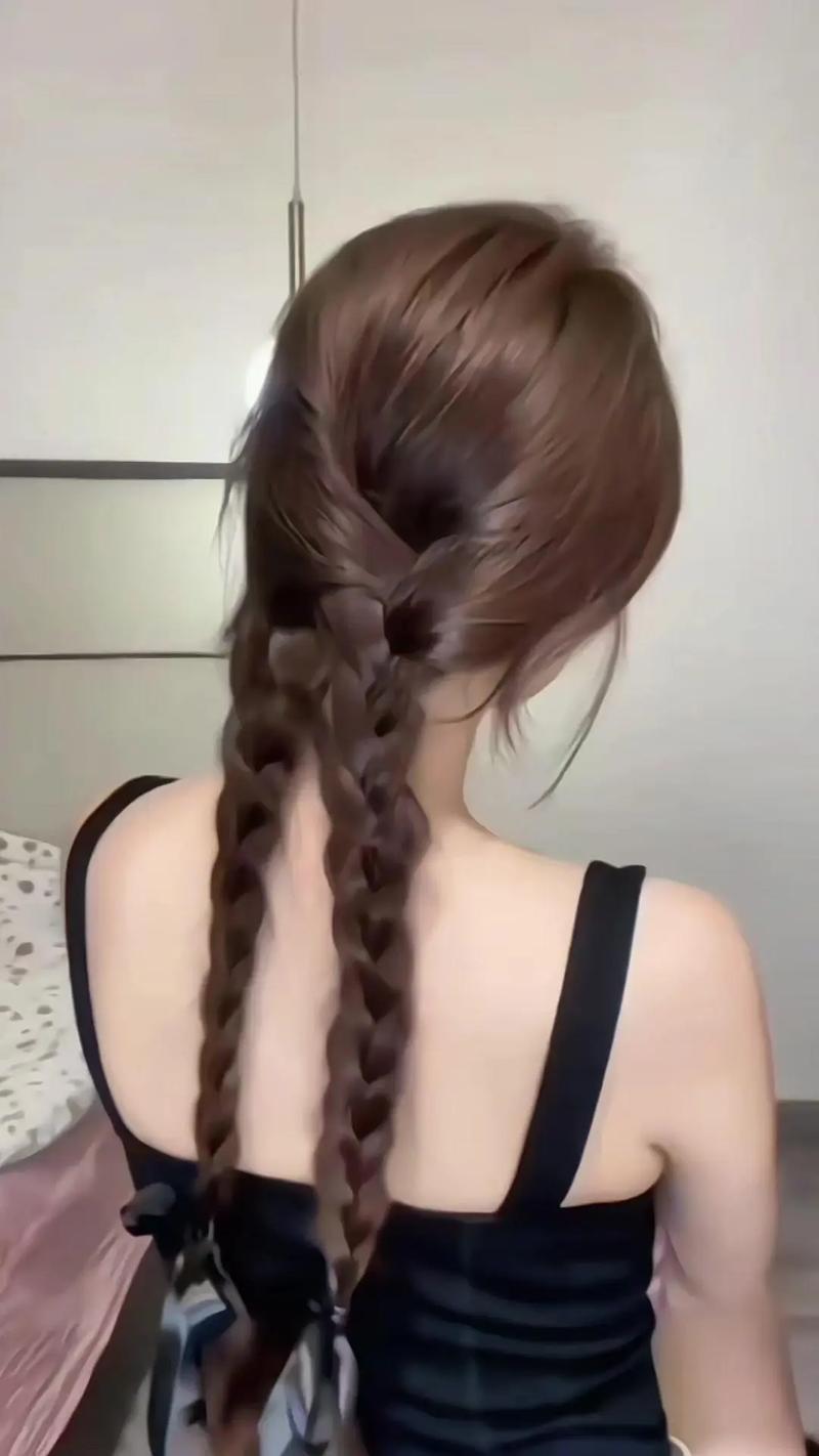 把辫子扎在胸前的叫什么发型_时尚焦点，文化传承，历史印记