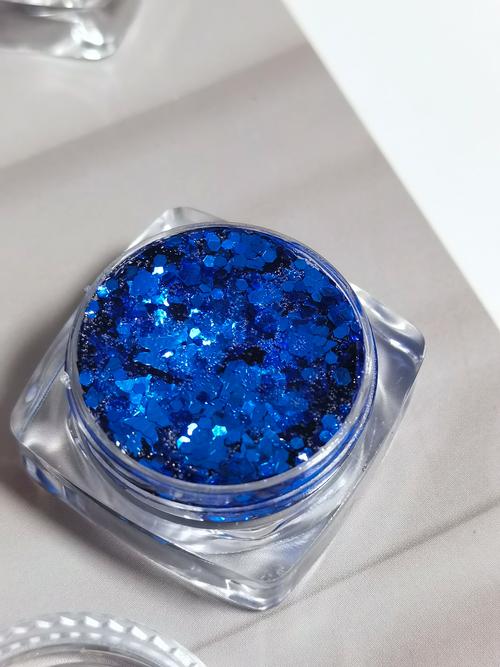 闪闪的那种化妆品叫啥_闪粉提亮肌肤 加亮眼妆效果佳