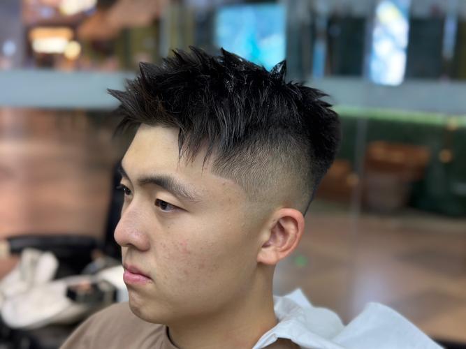 把她的发型批成短发美式前刺_短中长可选，修饰脸型显个性