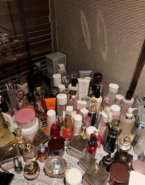 才发现化妆品很多_收纳分类舍不用，常用上抽屉上墙，口红专用盒，台面清爽，物尽其用美生活