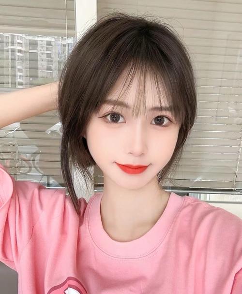 宽圆脸发型_八字刘海微卷发,修饰圆脸显气质 宽圆脸发型_八字刘海微卷发,修饰圆脸显气质