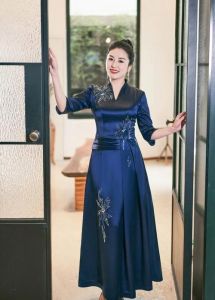 宝蓝色礼服新娘发型_宝蓝礼服配发型，气质新娘显美丽