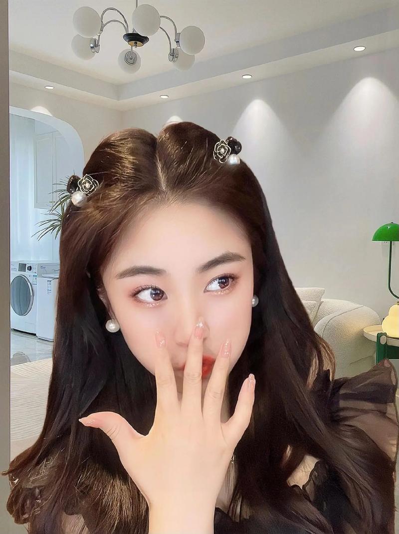 小抓夹怎么夹头发好看_蓬松度与夹法位置关键