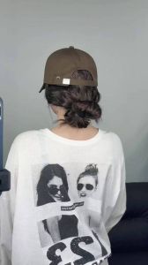 戴帽子适合扎的发型_马尾配帽子，百变造型轻松get！