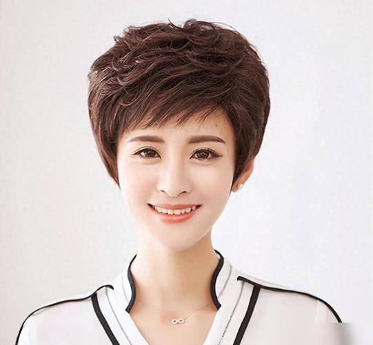 56十岁女人的发型_微卷显气质，避免长直显老
