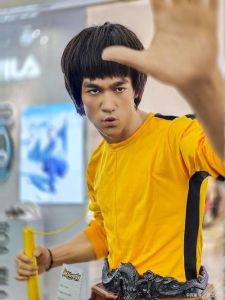 李小龙发型_李小龙短发成符号，女性也能优雅自信