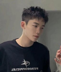 青少年好看的发型_各年龄段流行发型推荐