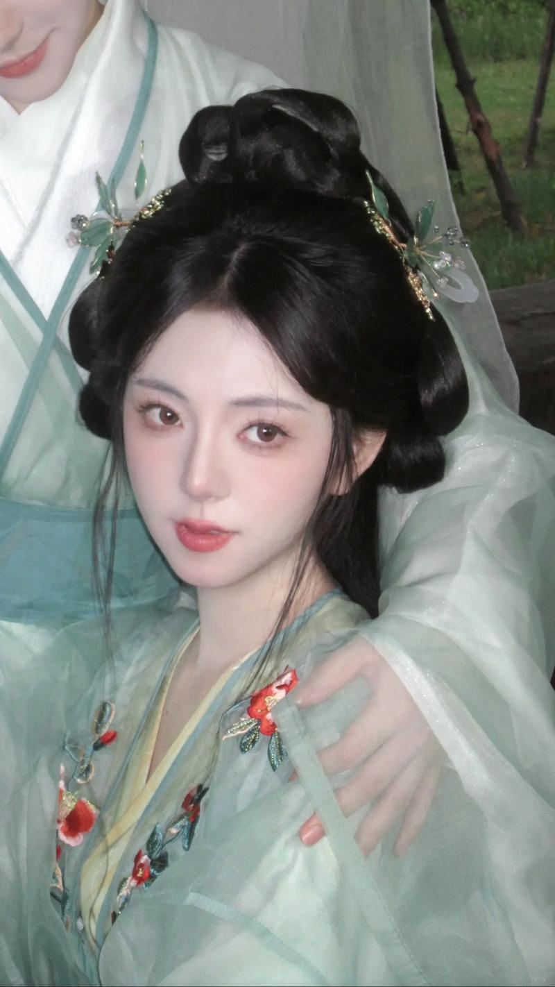 古典汉服发型适合哪些人_汉服发型怎么选？看气质选髻型配发饰