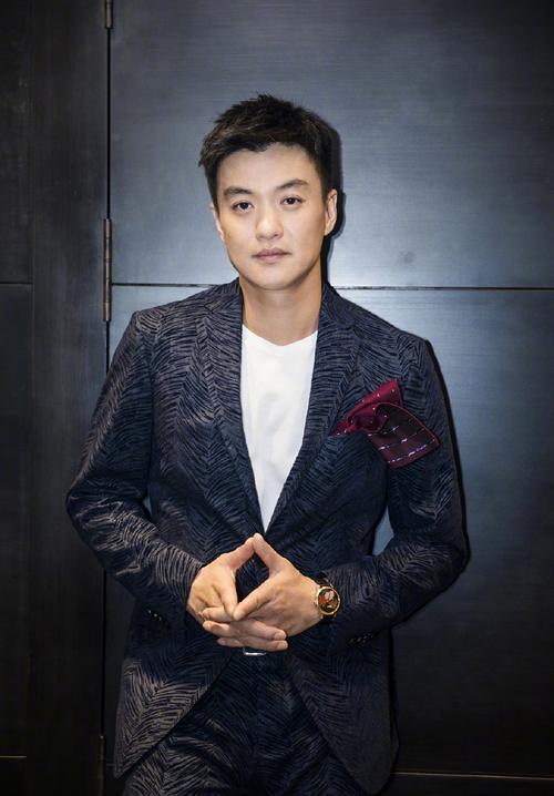 周一围的全部发型照片赵泰是谁_周一围光头造型帅出新高度,演艺路蜕变获期待 周一围的全部发型照片赵泰是谁_周一围光头造型帅出新高度,演艺路蜕变获期待