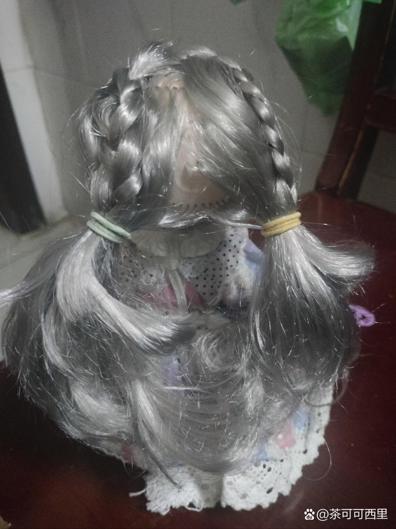 芭比娃娃可爱发型扎法_梳高马尾编四辫,亮色头绳点缀,可爱又闪亮! 芭比娃娃可爱发型扎法_梳高马尾编四辫,亮色头绳点缀,可爱又闪亮!