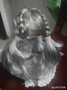 芭比娃娃可爱发型扎法_梳高马尾编四辫，亮色头绳点缀，可爱又闪亮！