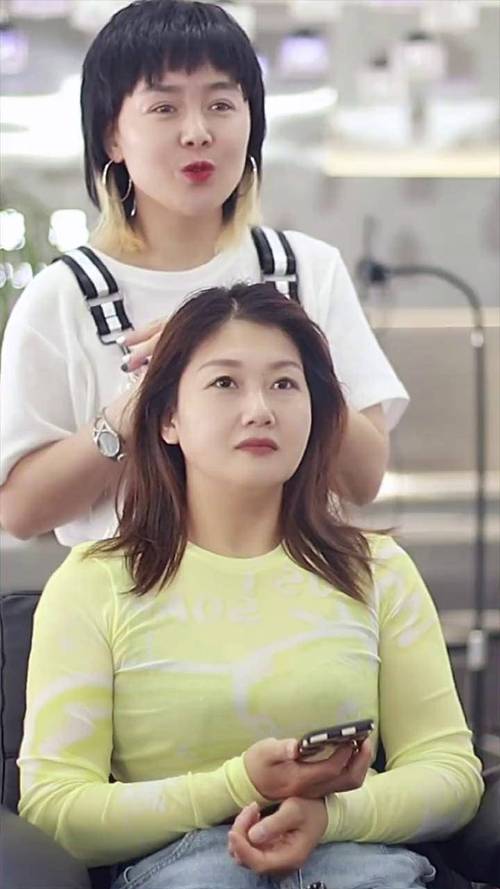 头部上宽下窄适合什么发型_宽头顶挑发型，柔化头顶显脸小