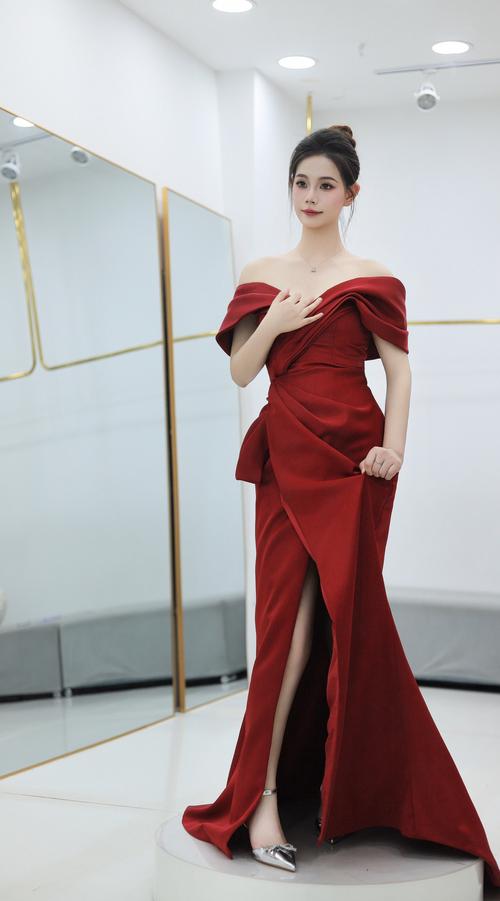 搭红色礼服的新娘发型_红色礼服新娘发型怎么选？秀禾盘发皆不同