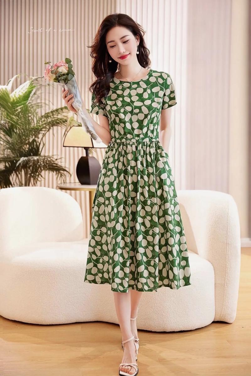 永不过时的裙子款式_优雅V领裙，百搭显瘦，风格多样，衣橱必备！