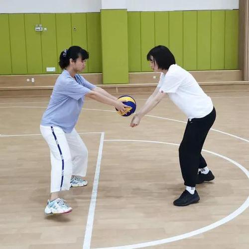 垫固定球练习_正面双手垫球技术要领