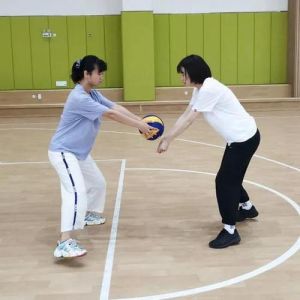 垫固定球练习_正面双手垫球技术要领