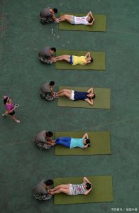 没健身器材怎么做仰卧起坐_家庭仰卧起坐，简单锻炼腹肌