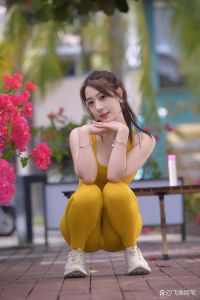 黄色瑜伽服适合什么人穿_亮眼时尚，吸睛运动必备！