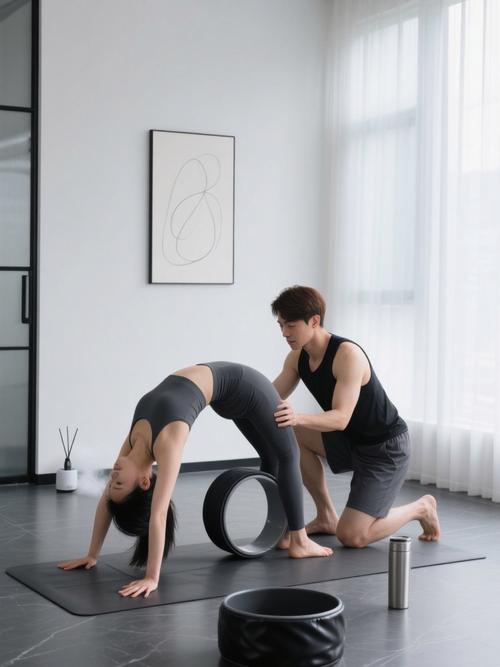 男瑜伽教练和女瑜伽教练哪个好_瑜伽教练选男女?力量心灵各不同 男瑜伽教练和女瑜伽教练哪个好_瑜伽教练选男女?力量心灵各不同