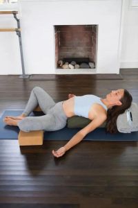 平躺腿伸到头上是什么瑜伽动作_提升柔韧核心，释放身心压力