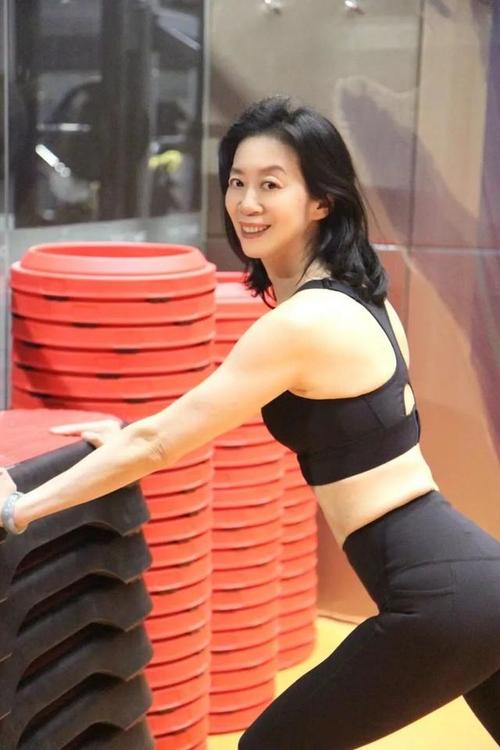 云南63岁阿姨健身上热搜_63岁云南阿姨健身走红，活出精彩！