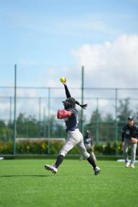 棒垒球运动员体能训练_短跑长跑强体能，速度投掷技术更出色！