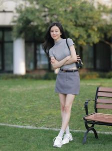 坐长椅拍照的姿势大全_公园长椅拍照姿势，显瘦显脸小