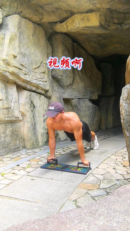 窄臂俯卧撑练哪块肌肉_窄距俯卧撑练三头胸,手臂线条更明显 窄臂俯卧撑练哪块肌肉_窄距俯卧撑练三头胸,手臂线条更明显