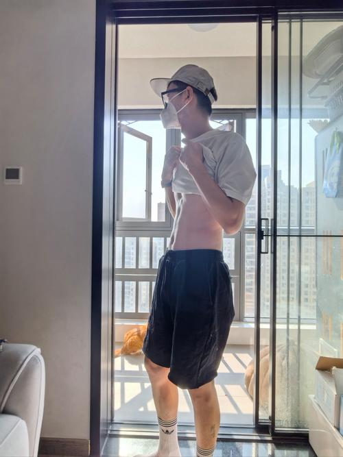 一瓶矿泉水练出8块腹肌_矿泉水瓶练腹肌，在家也能塑形！