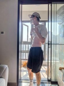 一瓶矿泉水练出8块腹肌_矿泉水瓶练腹肌，在家也能塑形！