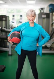 四十五岁阿姨健身_中年女人健身逆袭，打破年龄限制，活出精彩人生！