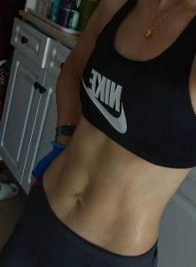 练卷腹肚子更大了_卷腹中间凸起？别慌，可能是腹肌或姿势问题！