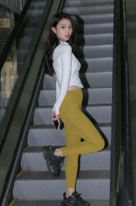 黄色外套适合白色裤子吗_白裤提亮温柔，黑裤酷飒，蓝裤清新！