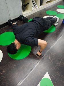 专门练肱二头肌的俯卧撑_俯卧撑练二头肌，多种变式效果佳