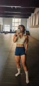 四十岁老阿姨撸铁健身_40岁女性力量训练，抗衰塑形显年轻