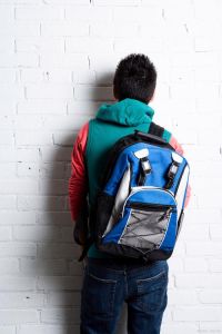 背重书包能锻炼身体吗_背重书包锻炼不如负重训练，注意安全，减肥还得管住嘴