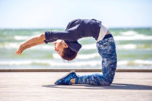 促进睡眠的瑜伽动作_睡前瑜伽助放松，缓解疲惫易入眠