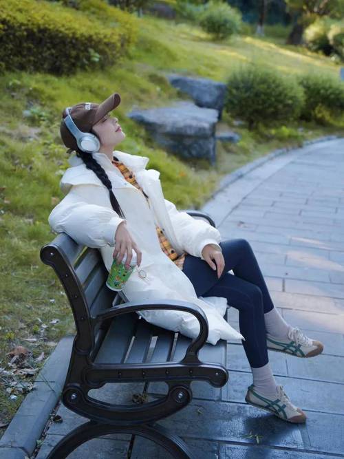 坐长椅拍照的姿势大全_公园长椅拍照姿势，显瘦显脸小