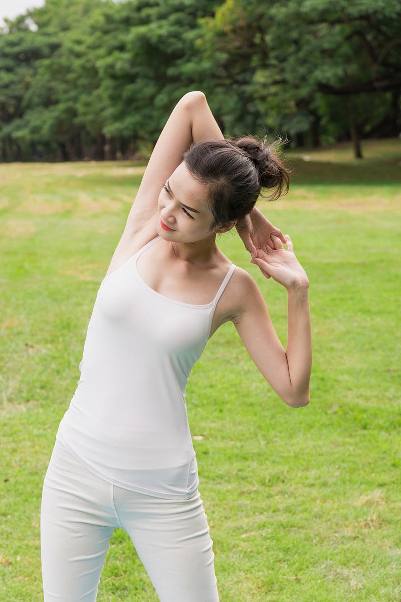 穿着睡衣练瑜伽练完感觉好酸爽_瑜伽练后肌肉酸痛？别担心！