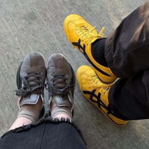 小黄鞋怎么搭配衣服穿搭_黑灰白配出简约亮，深浅黄显层次，蓝绿配个性！