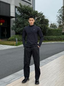 水蓝运动鞋配黑色运动裤可以吗_蓝运动鞋配黑运动裤，经典百搭显优雅