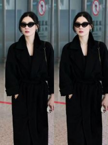 44岁女中款呢大衣怎么搭配_大地色系显高级，红大衣添华丽