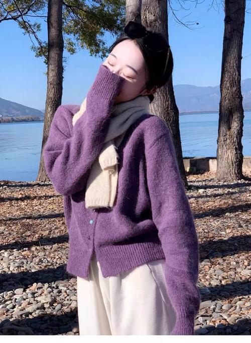 浅紫色上衣配什么颜色裤子_淡紫上衣配裤，风格多变显气质