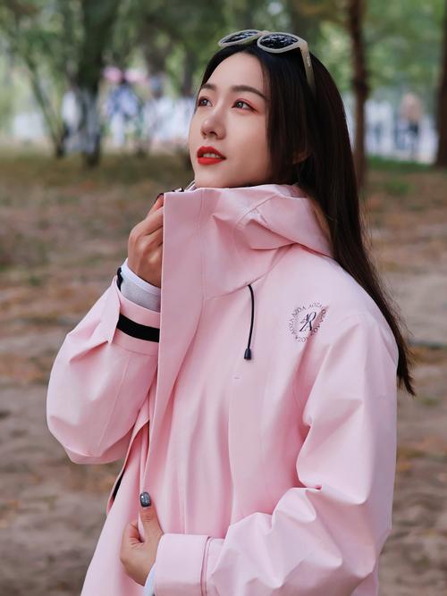 女五十左右冲锋衣啥颜色合适_中年女性冲锋衣选对色显气质