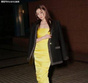 黄衣服配黑色裙子好看吗_黄上衣配黑裙子，经典又活力！