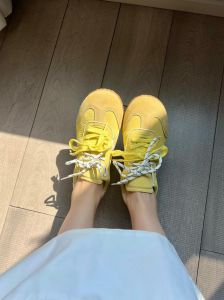 穿黄鞋怎么配衣服_黄鞋时尚百搭，穿出亮眼个性感