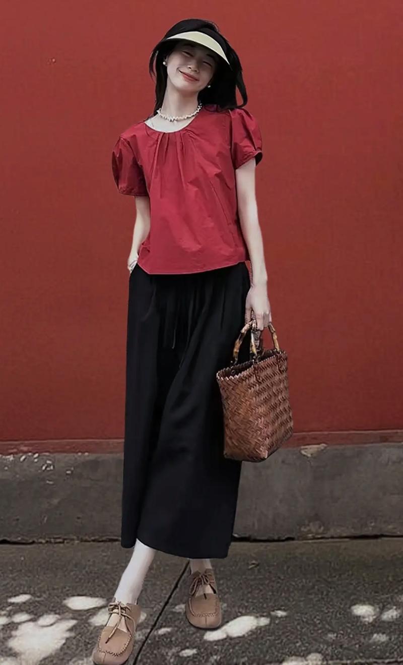 深红色裤子搭配浅红色上衣_深红裤配浅红上衣显温柔，撞色搭配更时尚